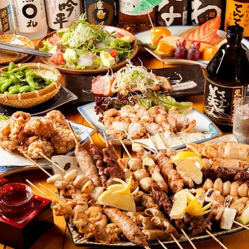 取り分け皿と料理が並んだ宴会テーブルを上から撮った様子