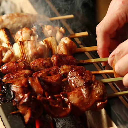 炭火で香ばしく焼き上げた鶏ももとねぎまの串盛り