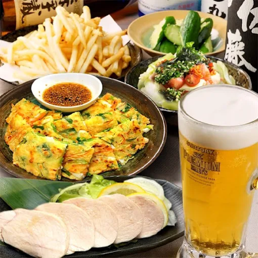 焼き鳥と野菜料理を取り分けた小皿が並ぶテーブル