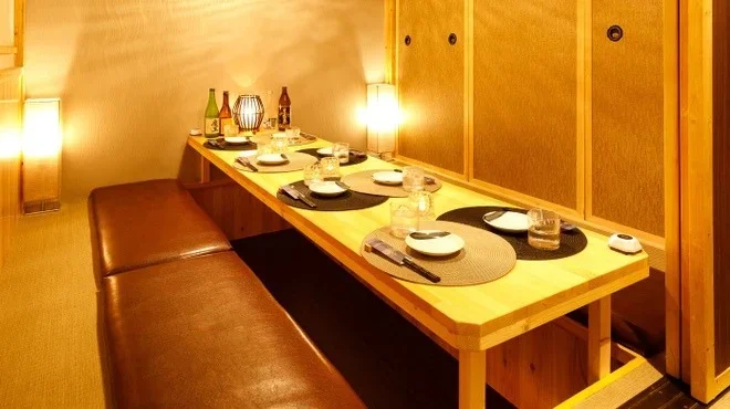 入口から見渡したテーブル席とカウンター席のある店内